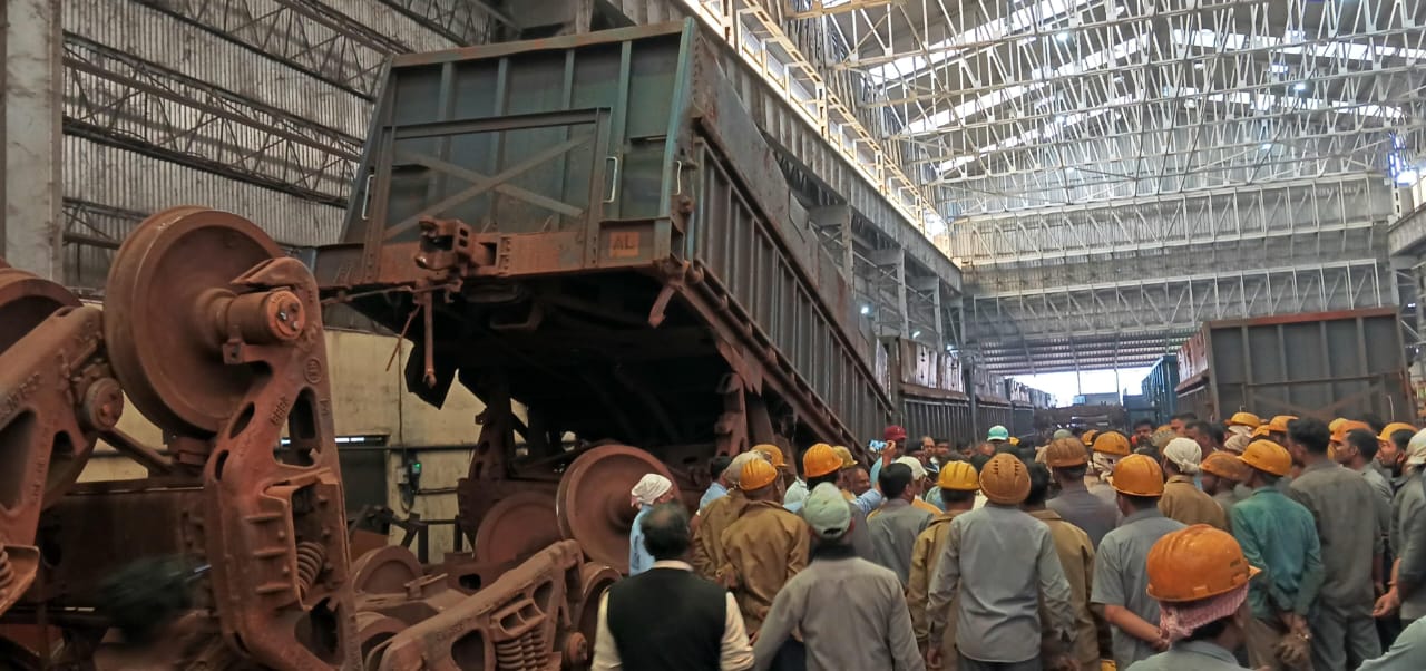 तेज रफ्तार मालगाड़ी ने दीवार तोड़ी, खड़ी ट्रेन से जा टकराई, आदित्यपुर रेलवे यार्ड में टला बड़ा हादसा