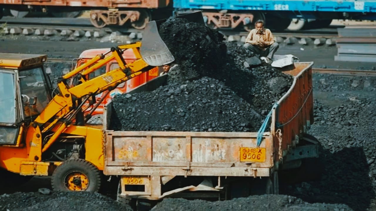 पलामू में अवैध कोयला तस्करी पर पुलिस का शिकंजा! तीन हाइवा कोयला जब्त, जांच में जुटी टीम