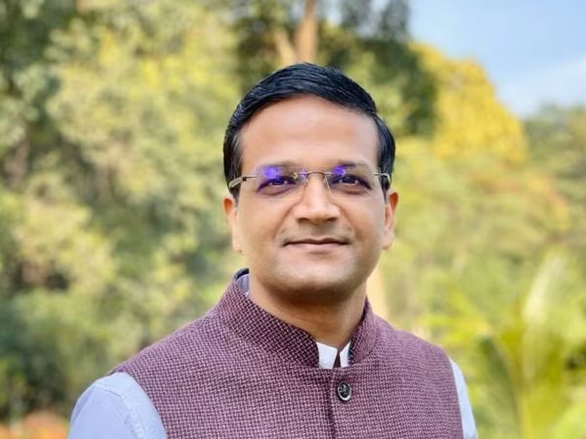 रांची के पूर्व DC छवि रंजन को राहत, राज्य सरकार ने खत्म किया सस्पेंशन