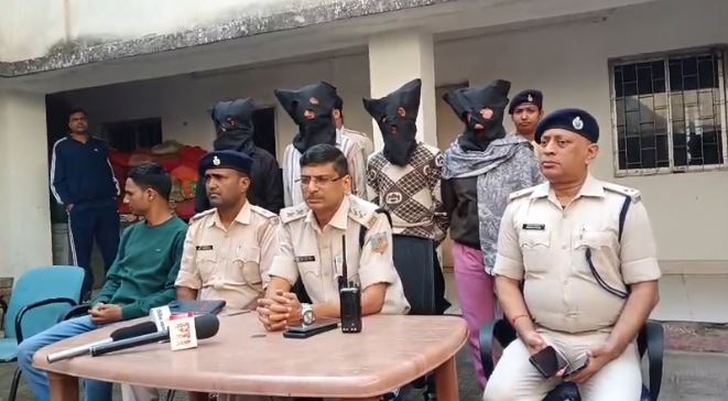 बड़ी शातिर निकली सीमा! सुनसान जगह पर मदद के नाम पर राहगीरों से करती थी लूट, पुलिस ने ऐसे दबोचा