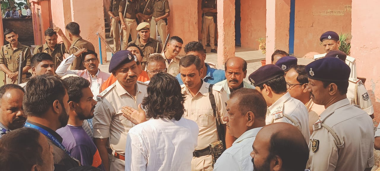 खेला हो गया क्या ! मोतिहारी के सुगौली में vvpat पर्चियों का बंडल बरामद होने से हड़कंप, जांच की मांग पर धरने पर बैठे उम्मीदवार