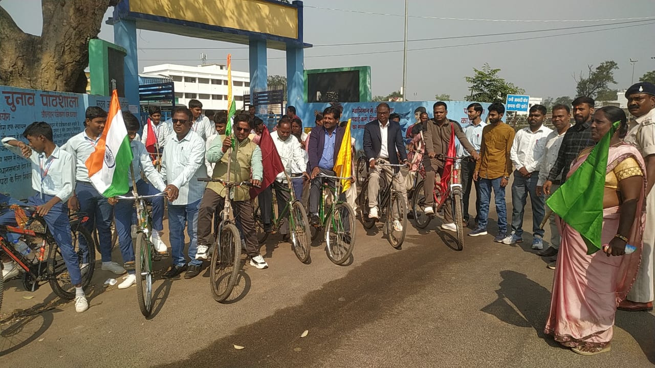 साइकिल पर सवार होकर गोमिया बीडीओ और सीओ ने दिया उन्नतिशील झारखंड का संदेश