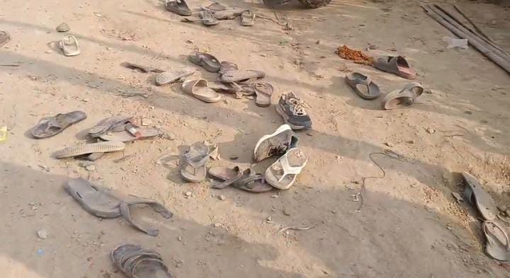 सड़कों पर बिखरे जूते-चप्पल बया कर रहे हैं बीएसपी समर्थकों के उपद्रव की दास्तान, पढे कैमूर में कैसे भड़की हिंसा की आग