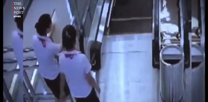 माँ तो माँ होती है ! बच्चे को बचाने के लिए खुद मौत के मुंह में चली गई मां, वीडियो देख दहल गया लोगों का दिल