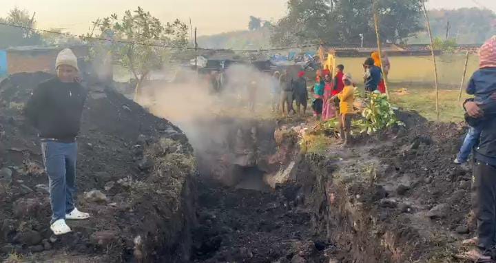 धनबाद के तेतुलमारी में अवैध कोयला मुहाने से जहरीली गैस का रिसाव, ग्रामीणों में दहशत