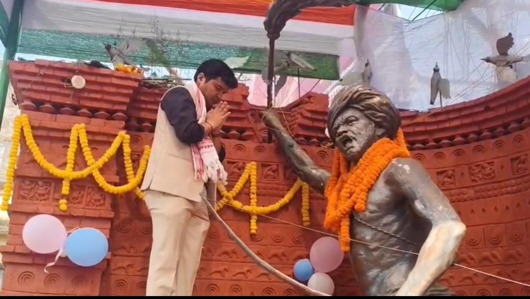 बिरसा मुंडा की 150वीं जयंती और झारखंड स्थापना दिवस पर पाकुड़ में प्रशासन ने दी श्रद्धांजलि