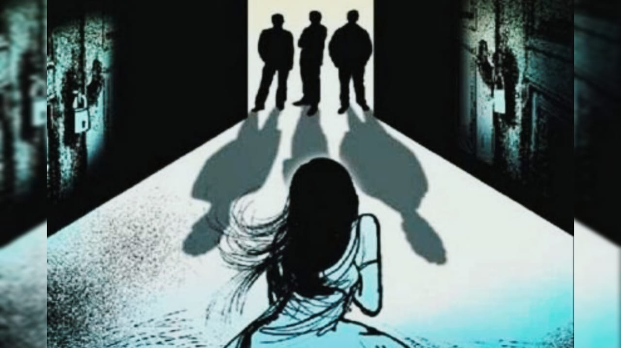 पति ने दोस्त से कराया पत्नी का रेप, लाइव वीडियो कॉल पर देखता रहा दरिंदगी, फिर हुआ कुछ ऐसा जो सुनकर हो जाएंगे आप सुन्न