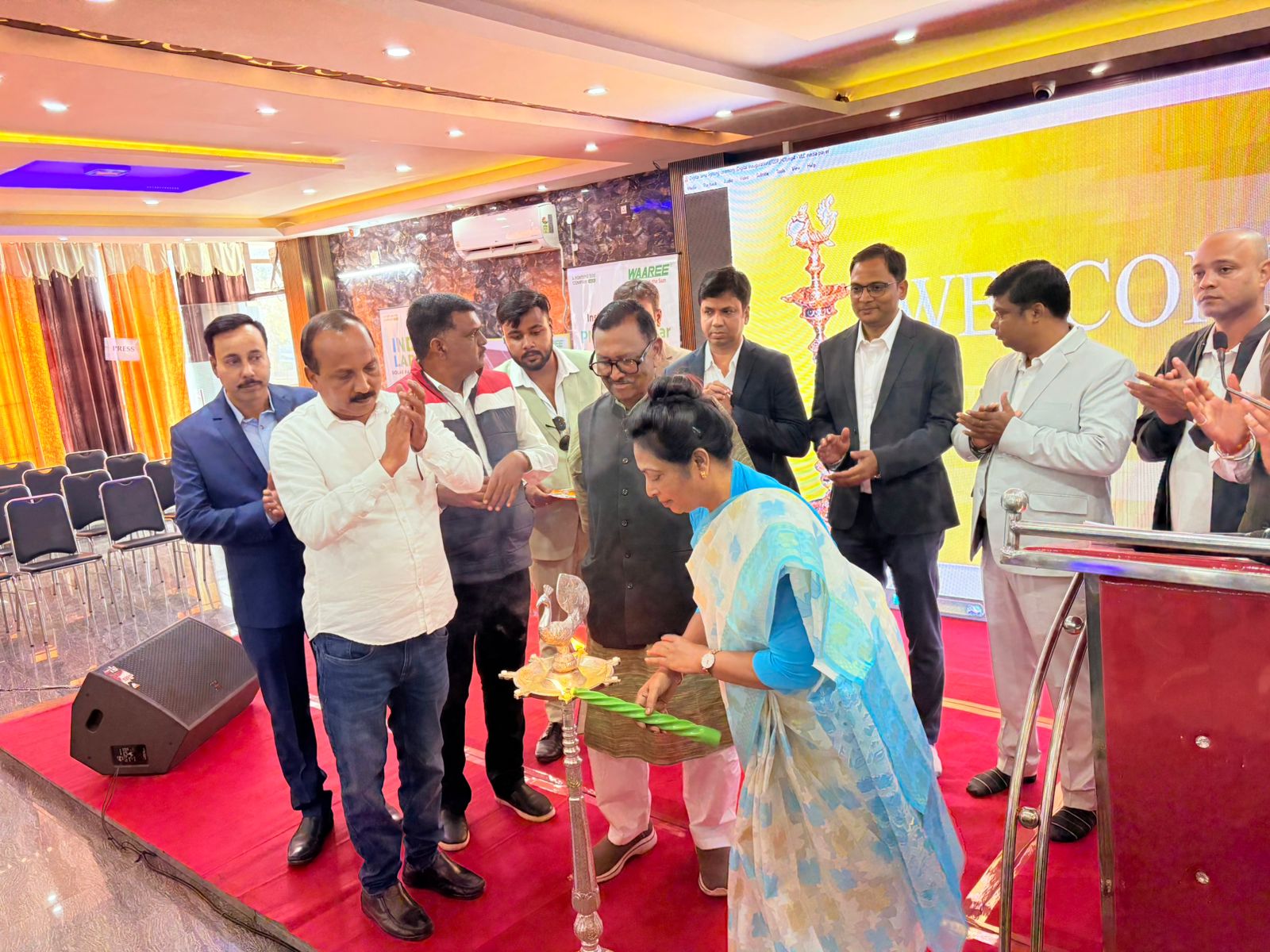 दुमका:जय इलेक्ट्रॉनिक्स व वारी कंपनी द्वारा सौर ऊर्जा पर आधारित सम्मेलन में शामिल हुए सांसद और विधायक