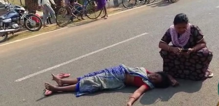 DUMKANEWS: निर्माण कार्य का किया विरोध तो महिला की बीच सड़क पर पिटाई