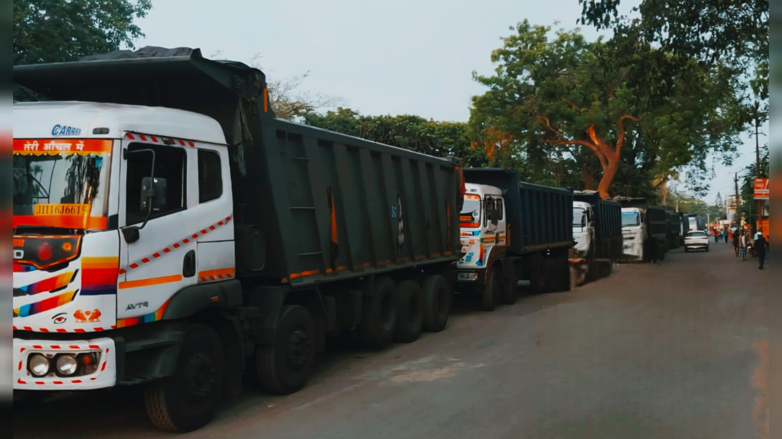 चतरा में अवैध वसूली का आरोप, 1500 हाइवा मालिक हड़ताल पर, कोयला ढुलाई हुई ठप