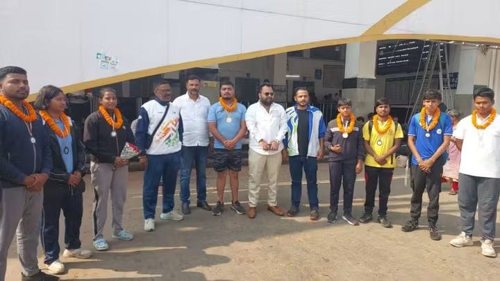 राज्यस्तरीय कुश्ती प्रतियोगिता में देवघर के धमाकेदार प्रदर्शन के बाद जसीडीह स्टेशन पर खिलाड़ियों का हुआ भव्य स्वागत
