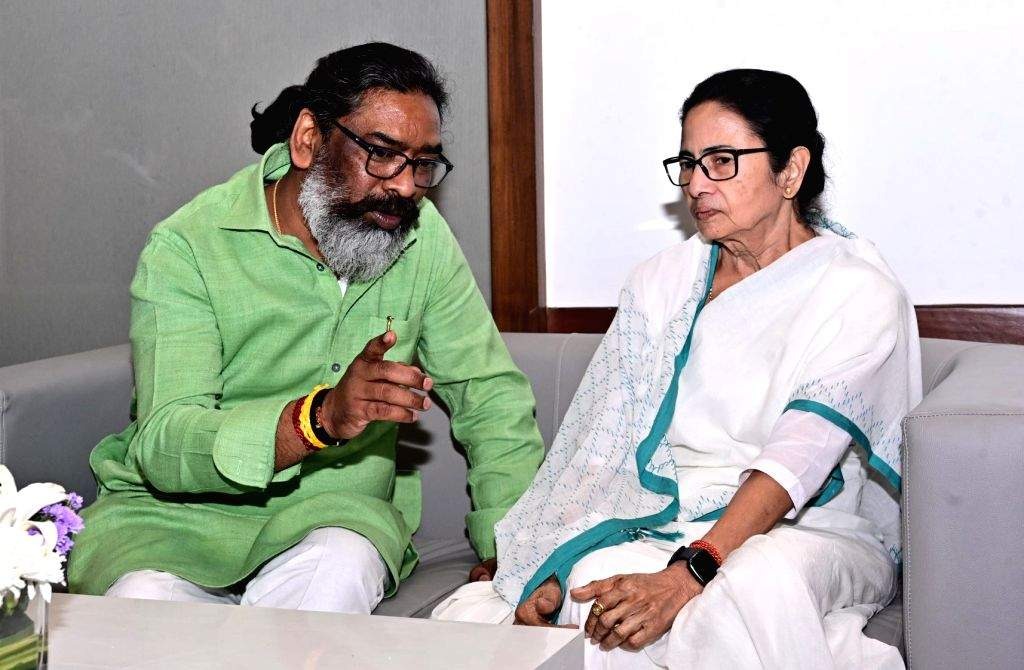 उत्साहित भाजपा अब बंगाल पर चढ़ाई  की तैयारी में तो ममता दीदी क्यों मिला सकती है हेमंत सोरेन से हाथ ,पढ़िए !!