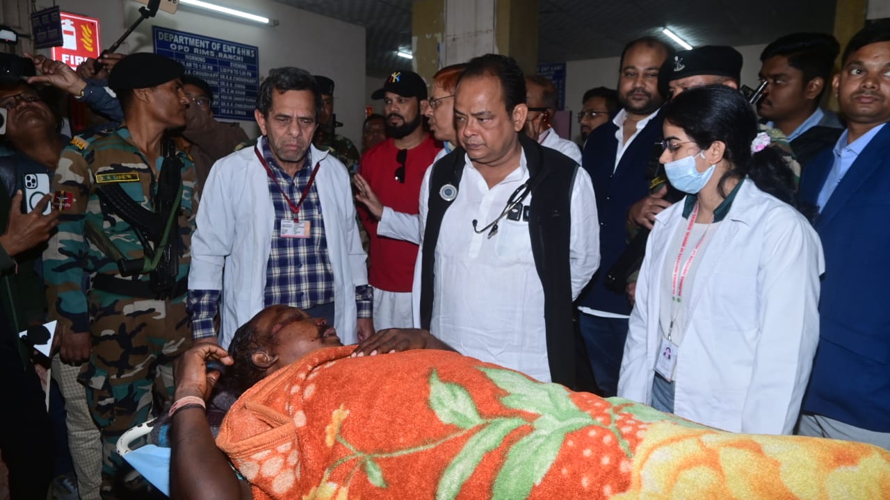 रिम्स पहुंचे स्वास्थ्य मंत्री इरफान अंसारी, अव्यवस्था देख भड़के, दवा कमी पर भी लगाई फटकार