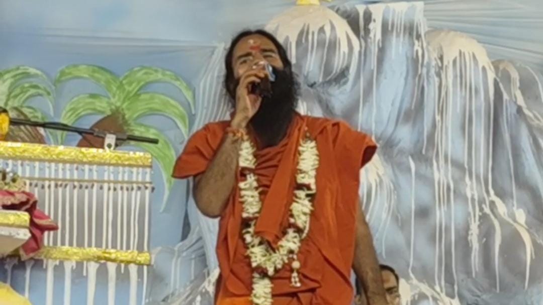 योग गुरु रामदेव पहुंचे देवघर, बाबा बैद्यनाथ की पूजा अर्चना के बाद प्रदीप मिश्रा के कथा में हुए शामिल,जानिए क्या कहा 