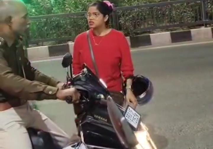 दागदार हुई खाकी ! रोकती रही लड़की लेकिन बदसलूकी करता रहा पुलिसकर्मी, देखिए-VIDEO