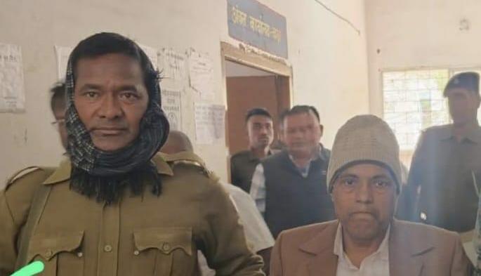 पलामू: भ्रष्टाचार के खिलाफ एसीबी की बड़ी कार्रवाई, चैनपुर अंचल के बड़ा बाबू 5500 रुपए घूस लेते रंगे हाथ गिरफ्तार