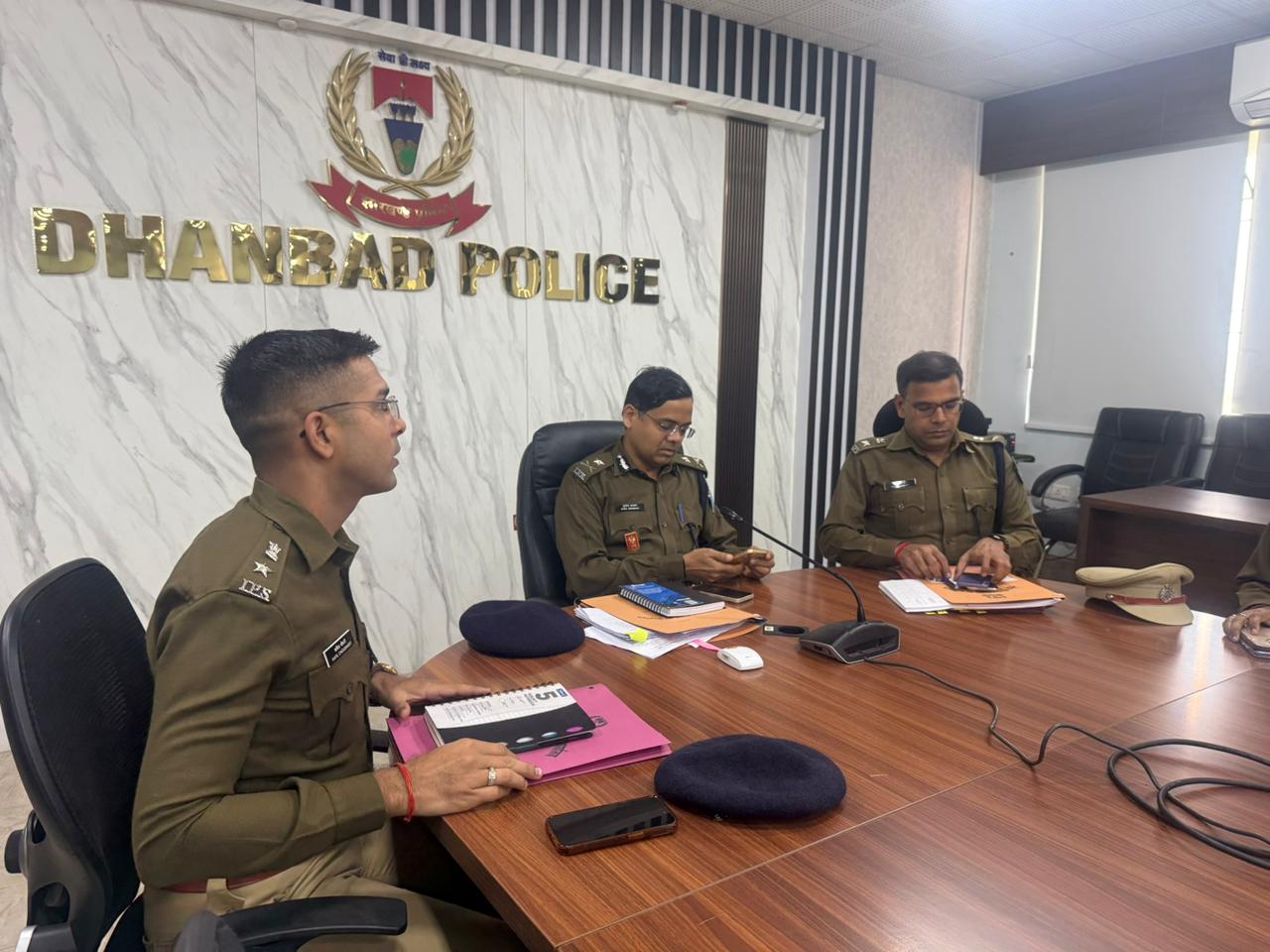 धनबाद पहुंचे बोकारो आईजी ,की समीक्षा बैठक : अपराधियों पर बेहिचक लगे Crime Control Act!!