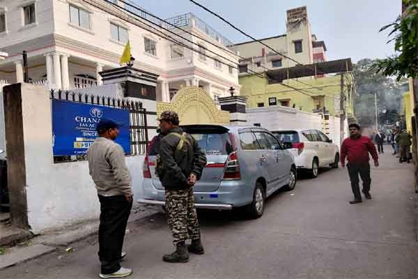 ईडी के अफसरों को रोकने के लिए एलबी सिंह ने पालतू कुत्तों को खोला, दो घंटे बाद ईडी के अफसर एलबी सिंह के घर में घुसे, छापेमारी शुरू...