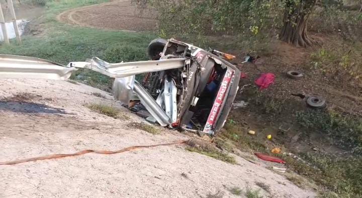 BREAKING:अयोध्या से सिमरिया जा रही बस पलटी, एक की मौत, 25 जख़्मी