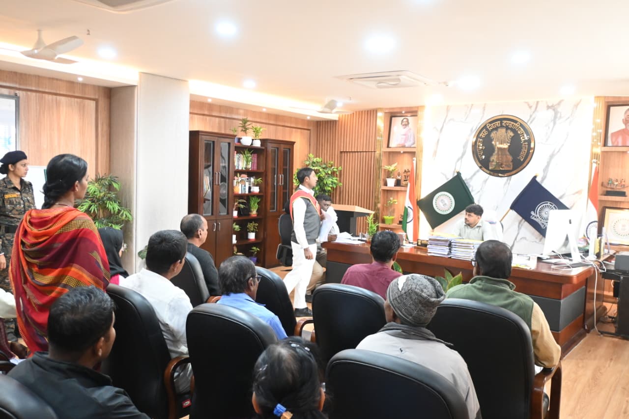 डीसी का जनता दरबार : महिला की गुहार -हुजूर! बेटा कर रहा प्रताड़ित, रहम कीजिये!