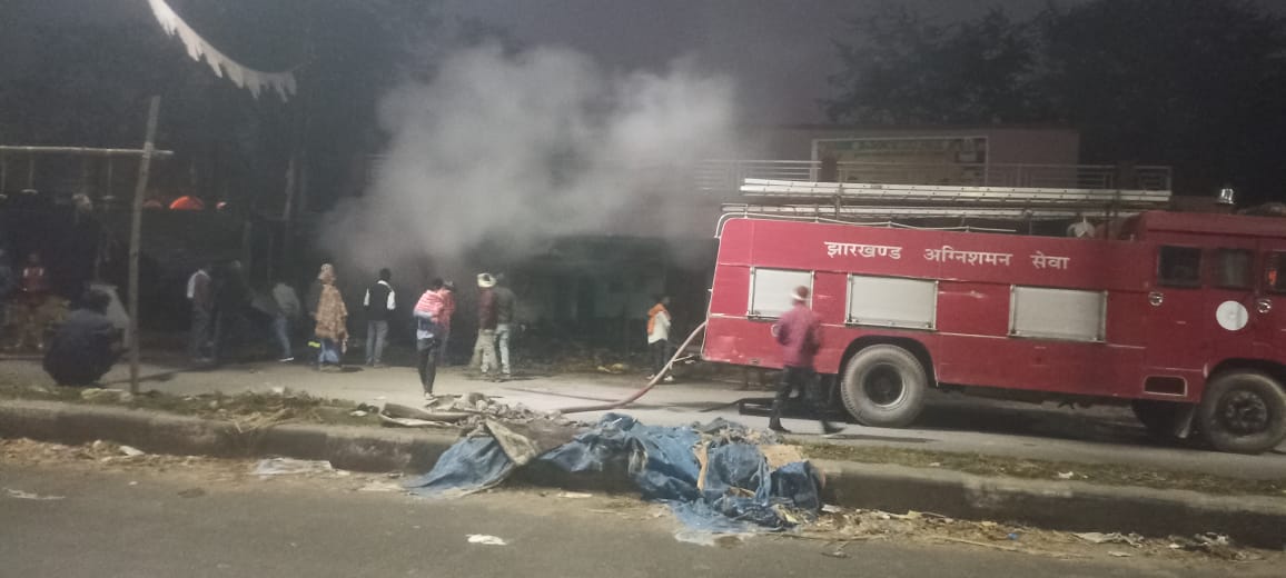 गिरिडीह के बगोदर में कपड़ा दुकान में लगी भीषण आग, लाखों का हुआ नुकसान