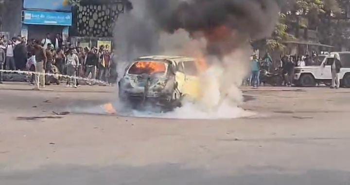 OMG! स्टेशन पर अचानक कार में लग गई आग, फिर जो हुआ आप भी देखिए- VIDEO