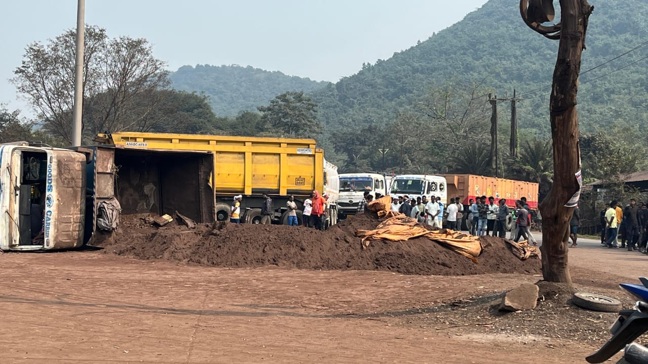 Breaking: सरायकेला में डस्ट से लदा डंपर ई-रिक्शा पर पलटा, 4 की मौत, कई घायल