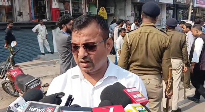 जमशेदपुर: अतिक्रमण पर चला प्रशासन का डंडा, साकची बाजार में सड़क किनारे लगे ठेला को हटवाया गया