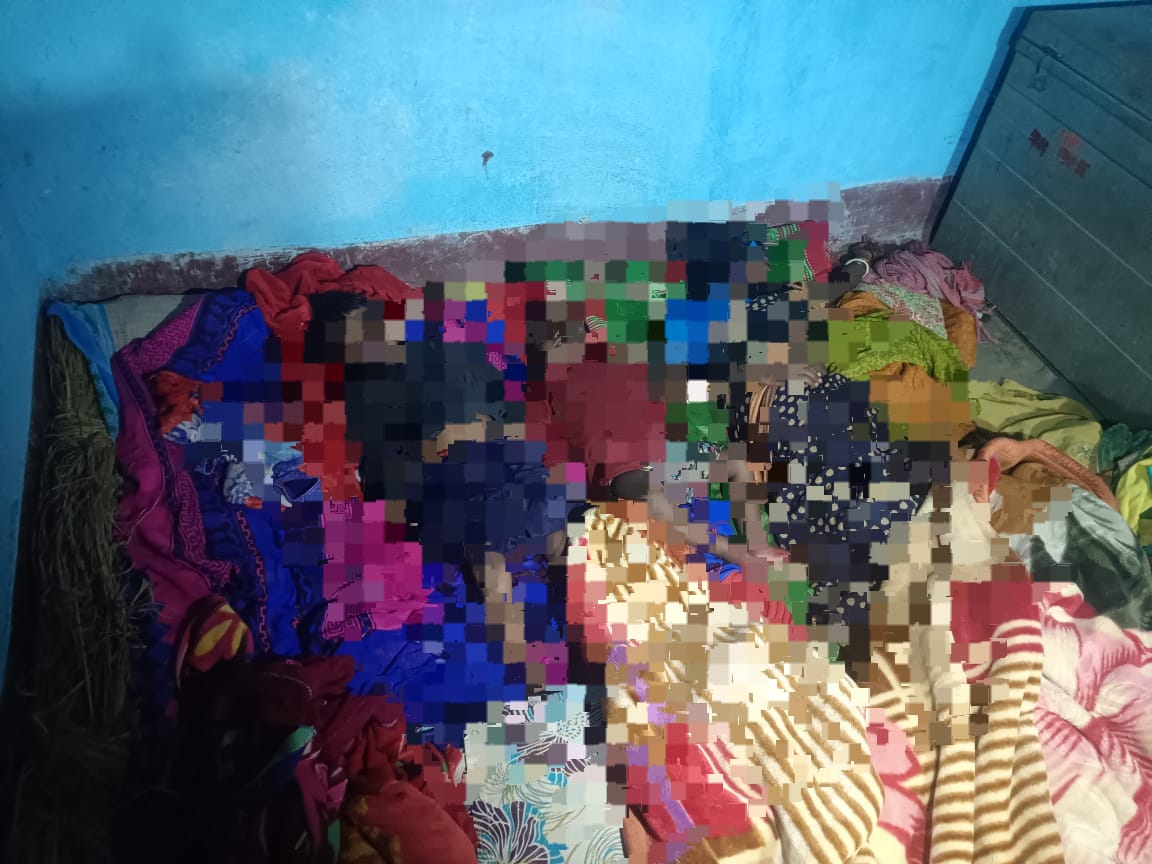 दुमका: संदिग्ध परिस्थिति में पति, पत्नी और दो बच्चों की पड़ी है लाश, जांच में जुटी पुलिस 