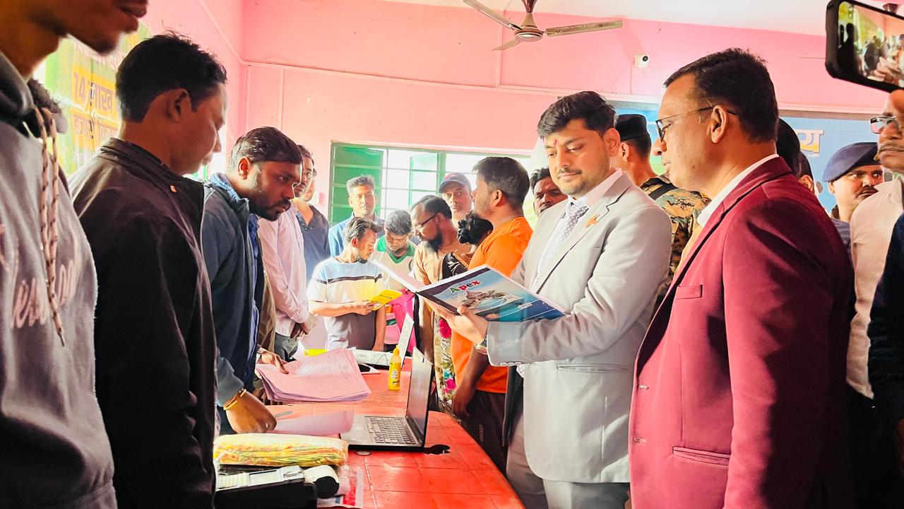 धनबाद: "आपकी सरकार - आपके द्वार”-डीसी बिना पूर्व सूचना के पहुंचे बाघमारा, फिर क्या हुआ, पढ़िए