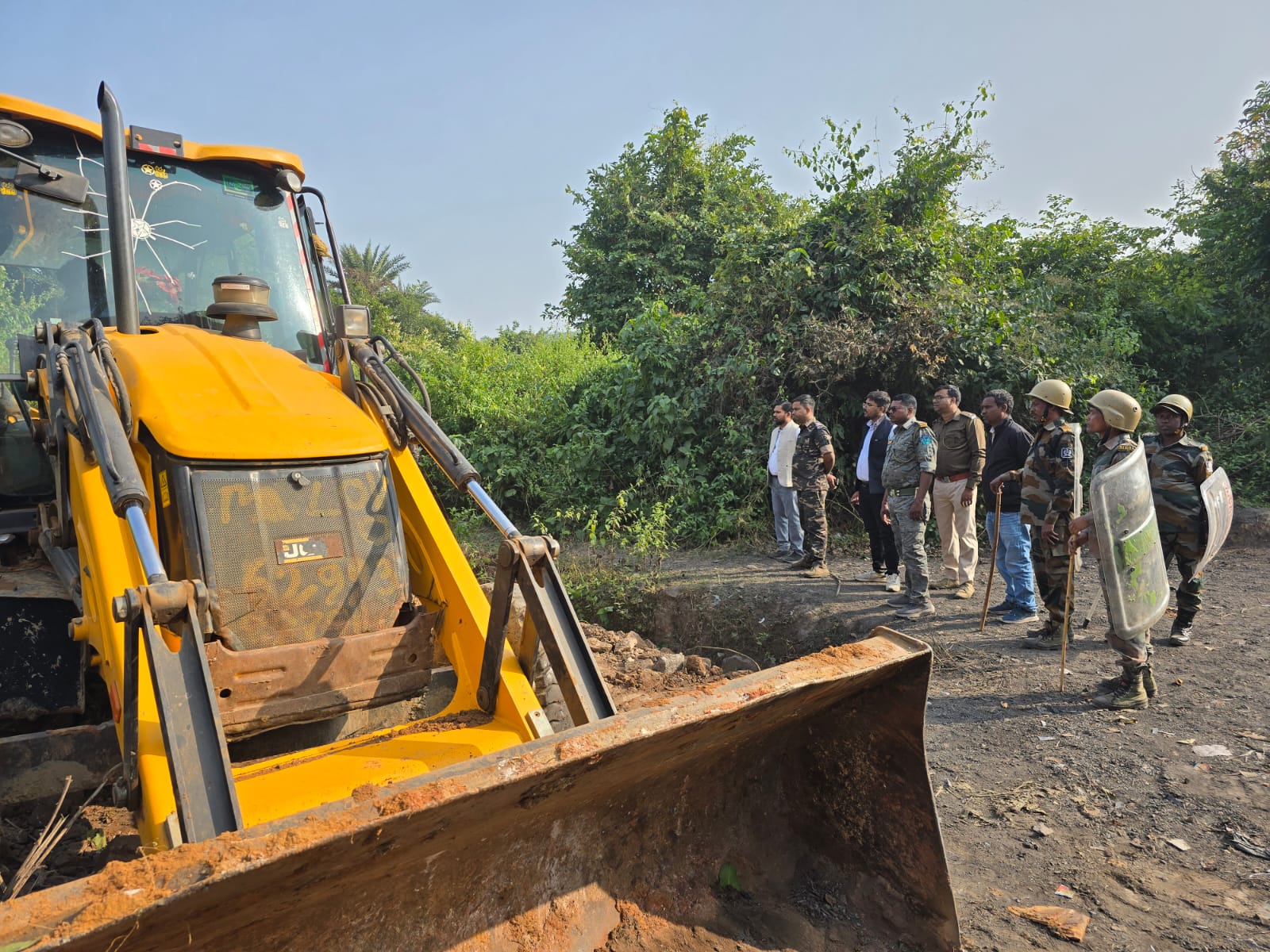 दुमका: अवैध कोयला खनन को लेकर प्रशासन सख्त, आधा दर्जन अवैध कोयला सुरंग की हुई डोजरिंग