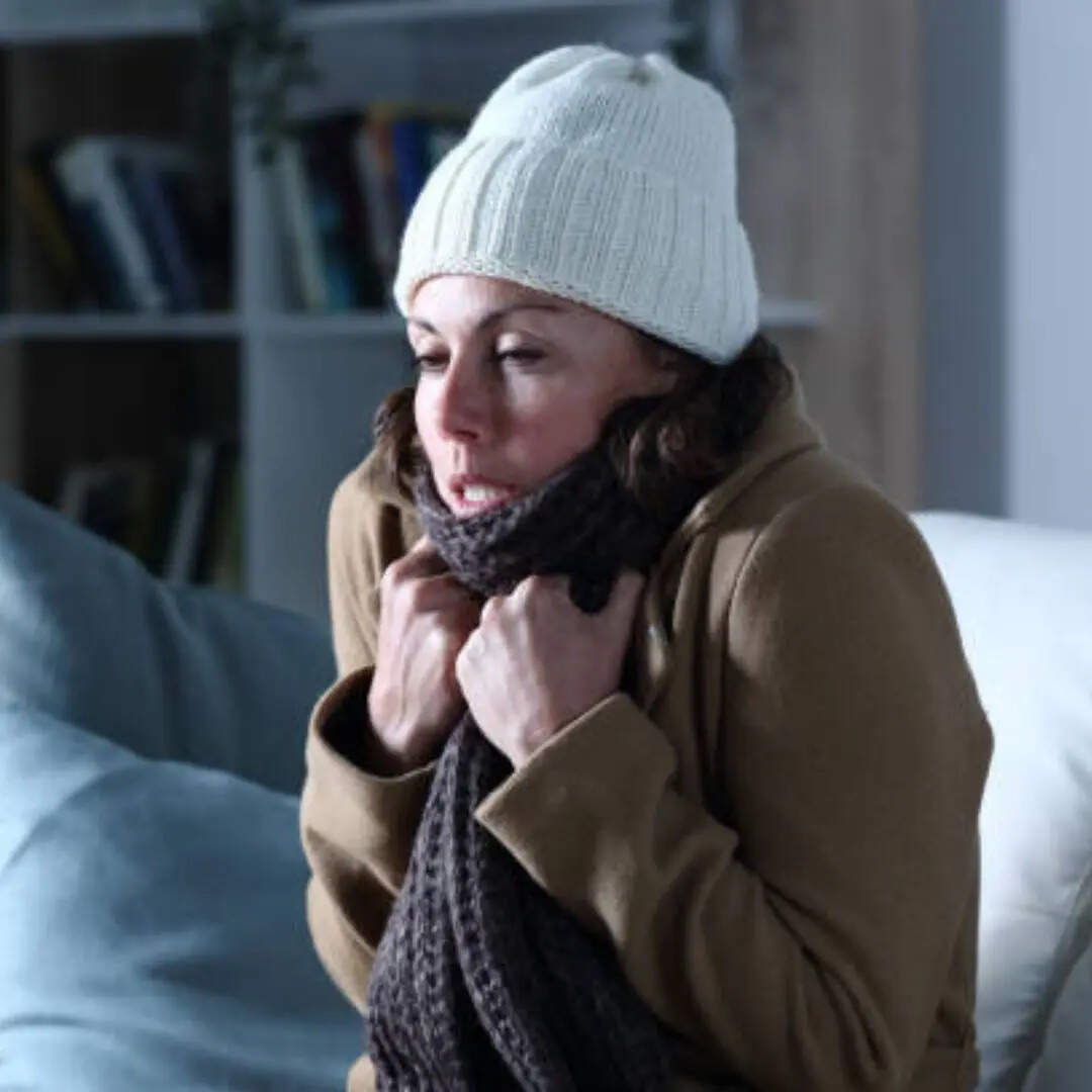 अगर आपके भी लगती है ज्यादा ठंड, तो शरीर में इस विटामिन की हो सकती है कमी, जानिए क्या कहते हैं डॉक्टर