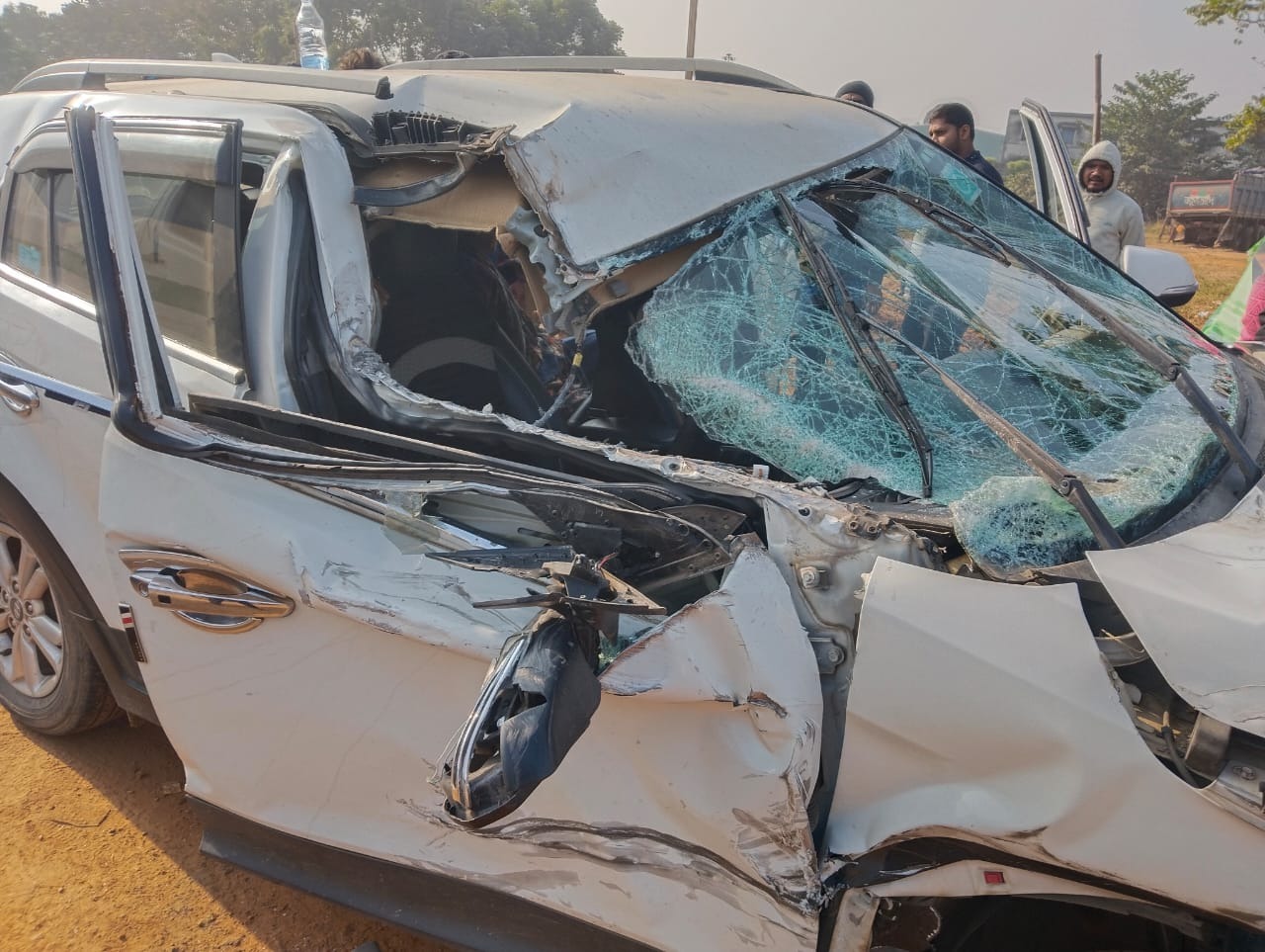 बहरागोड़ा में सड़क हादसा, रांची लौट रहे परिवार की कार ट्रेलर से टकराई, तीन घायल