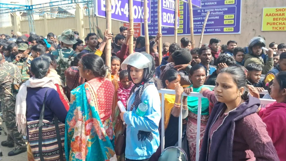 रांची में भारत–दक्षिण अफ्रीका वनडे मैच के दौरान कालाबाज़ारियों की मौज, मनमाने दाम पर बेचा जा रहा टिकट