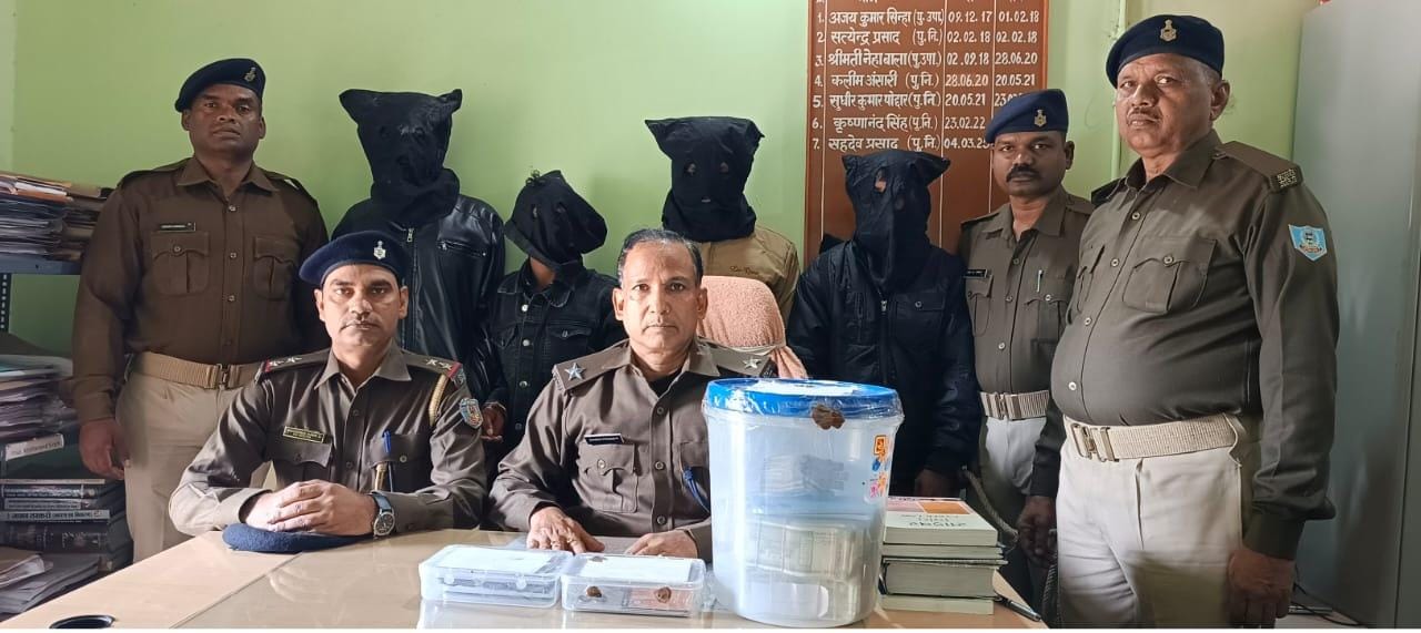 देवघर: साइबर अपराधियों के पास से बड़ी राशि बरामद, 4 गिरफ्तार, एटीएम और मोबाइल भी बरामद