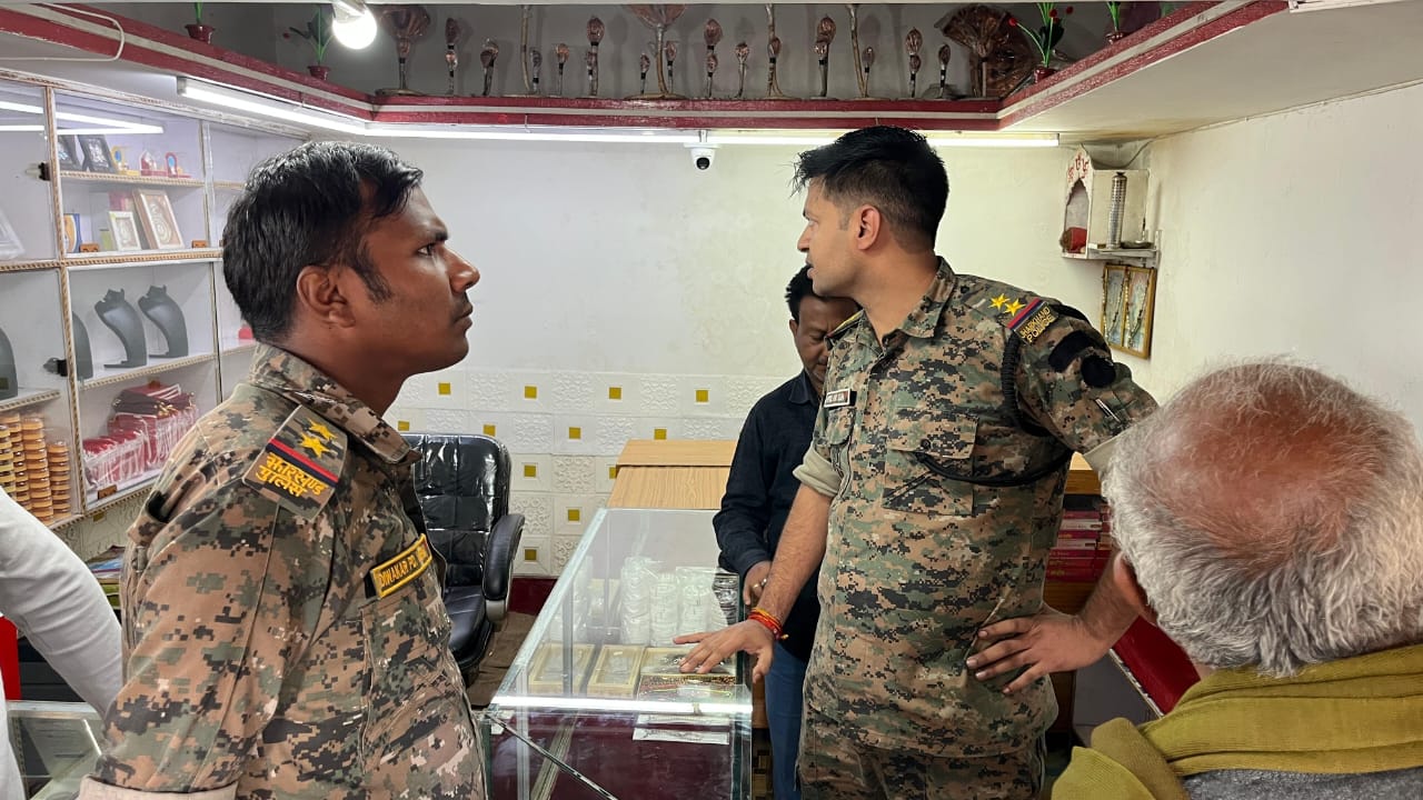 सरायकेला:राजनगर में एक बार फिर चोरों ने सोने की दुकान में की लाखों की चोरी, क्षेत्र में मचा हड़कंप