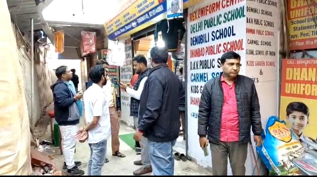 धनबाद में प्रतिबंधित प्लास्टिक पर नगर निगम की बड़ी कार्रवाई, कई दुकानों से भारी मात्रा में कैरी बैग जब्त