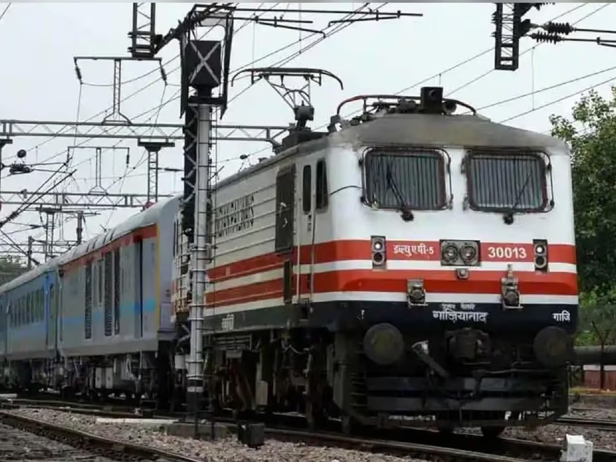 Railway News: बिहार के भागलपुर -जमालपुर रेल खंड पर कैसे टला बड़ा रेल हादसा, क्यों परेशान रहे यात्री!