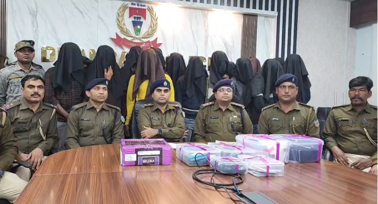 धनबाद में पश्चिम बंगाल पुलिस भर्ती परीक्षा फर्जीवाड़ा रैकेट का भंडाफोड़, 17 गिरफ्तार