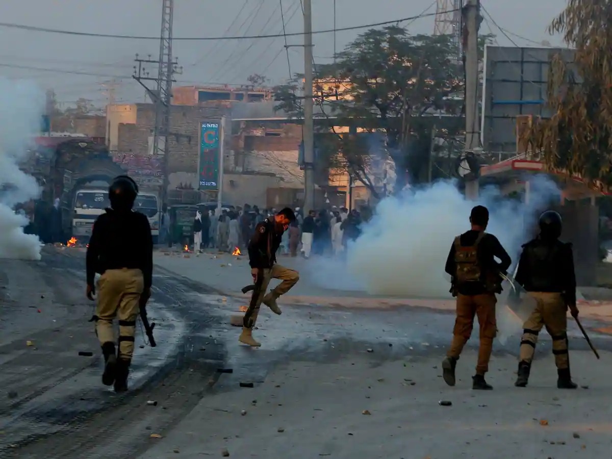 आत्मघाती हमले से फिर दहला पाकिस्तान, सुसाइड बॉम्बर्स ने मचाया आतंक, कई हताहत होने की खबर