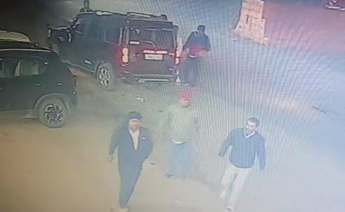 पहले की गाली-गलौज फिर पिस्तौल निकाल कर की फायरिंग, VIRAL VIDEO देख सहमे लोग