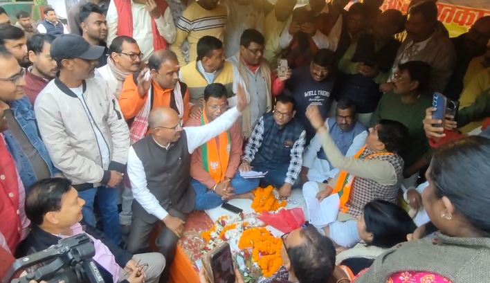 30 घंटे बाद खत्म हुआ विधायक राज सिन्हा का धरना,नगर आयुक्त के लिखित आश्वासन के बाद उठे विधायक   