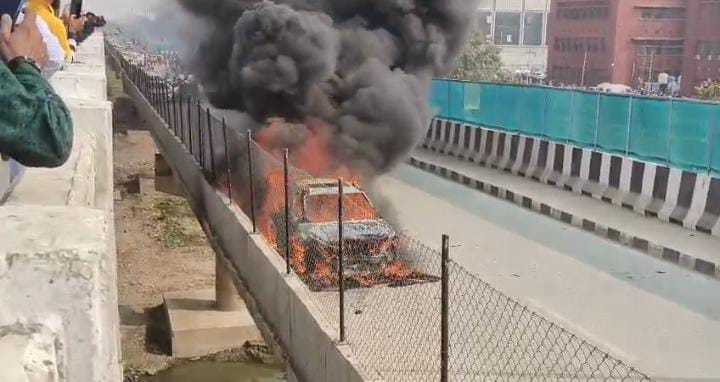 PMCH के बाहर कार में अचानक लगी आग, बर्निंग कार देख मची अफरा-तफरी,देखिए-VIDEO