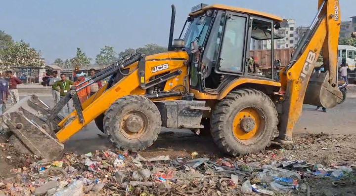 हाजीपुर:शहर से लेकर श्मशान तक चल रहा बुलडोजर अभियान, अतिक्रमण पर प्रशासन की कड़ी कार्रवाई