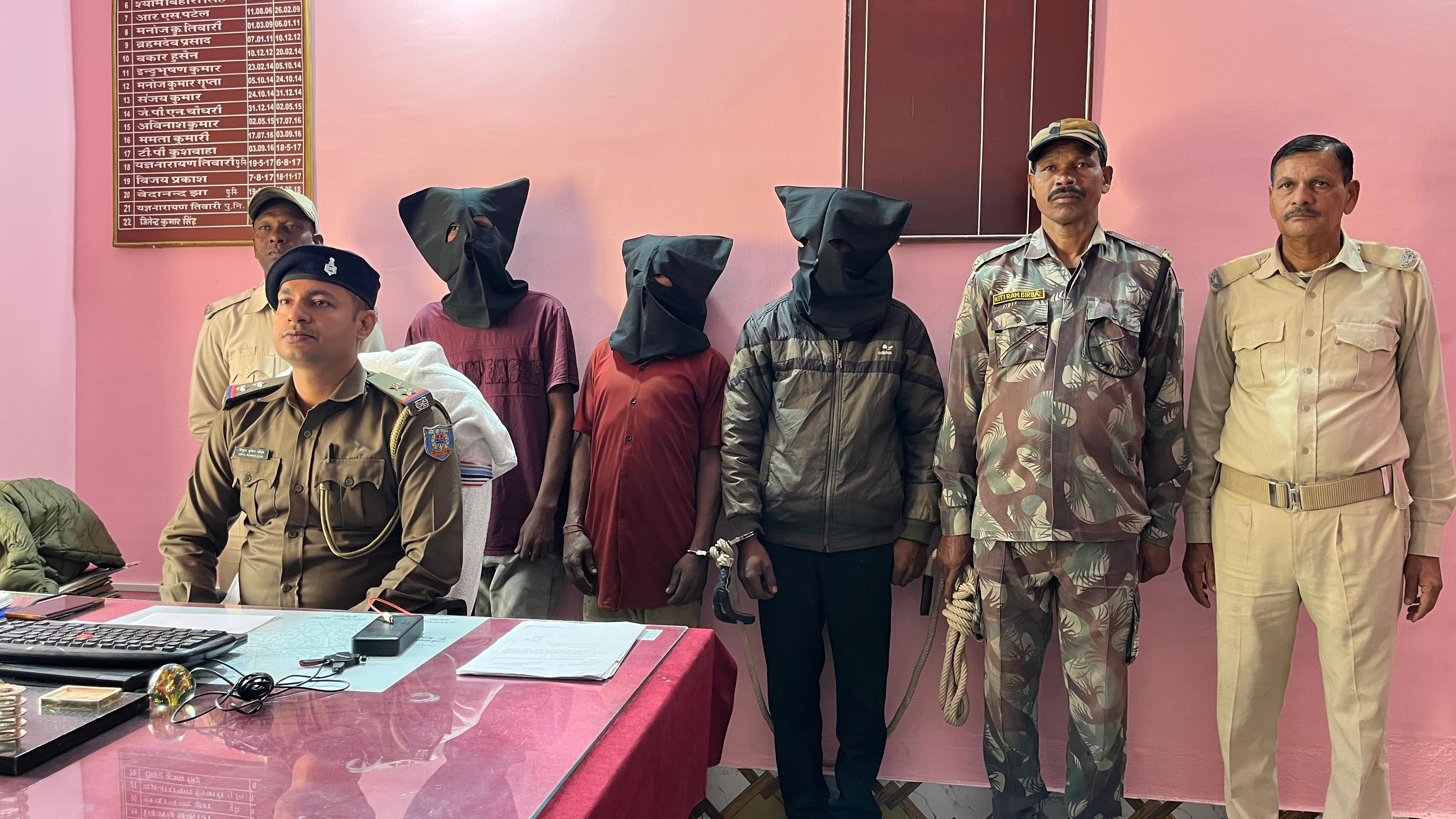 चोरी के खिलाफ सरायकेला पुलिस की बड़ी कार्रवाई, दो अलग-अलग मामलों में दो नाबालिग समेत सात गिरफ्तार