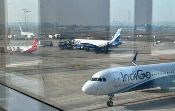 इंडिगो का खेला, बेबस सरकार, एयरपोर्ट पर तड़पते रहे यात्री