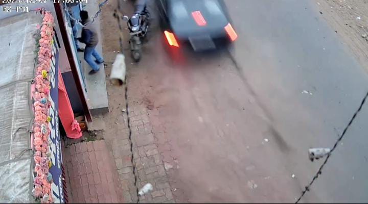 हे भगवान! अनियंत्रित कार ने कई लोगों को रौंदा, बुजुर्ग गंभीर, आधा दर्जन घायल,देखिए-VIDEO