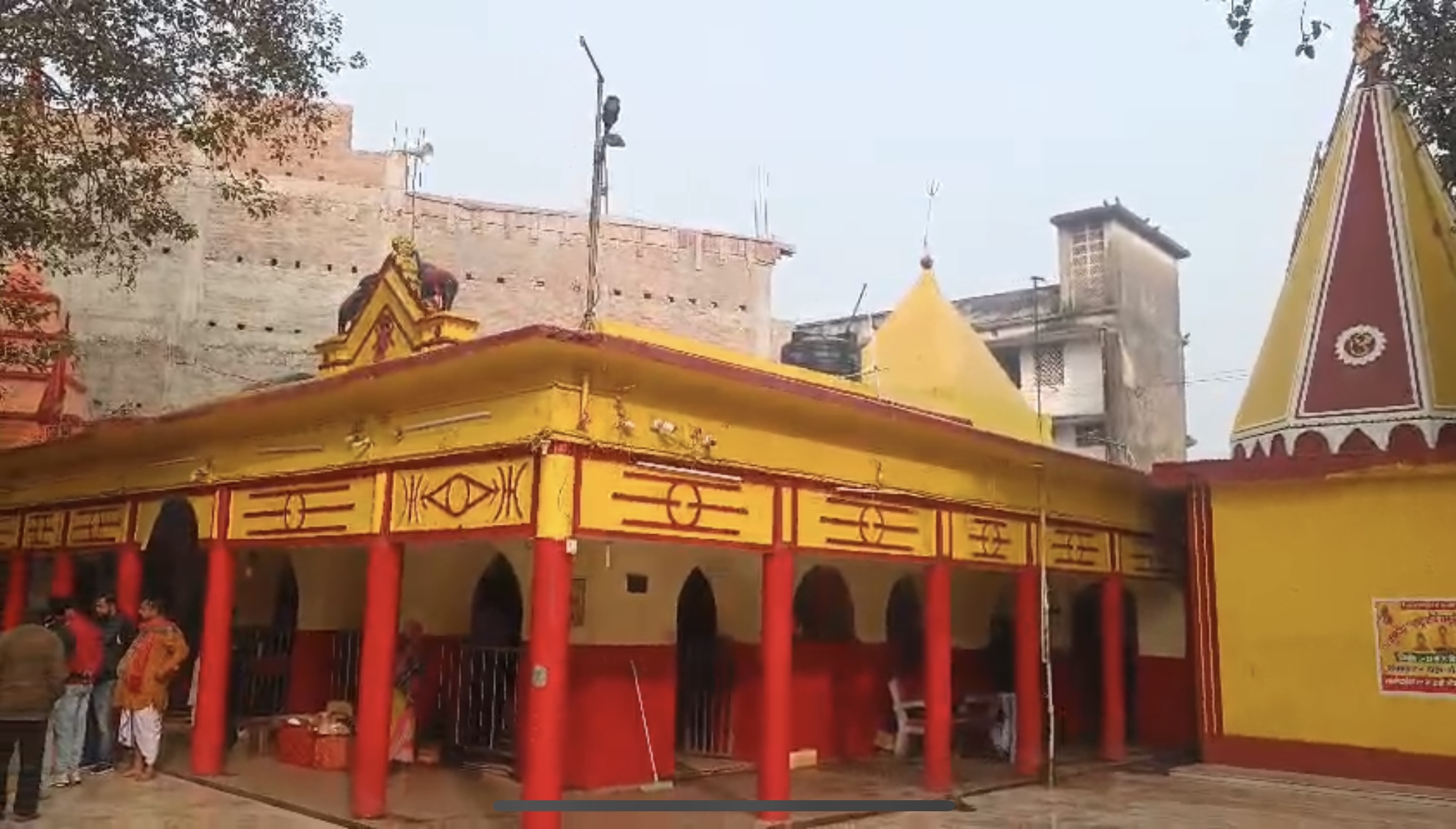 दुमका में चोरों का आतंक, भगवान भी सुरक्षित नहीं, धर्मस्थान मंदिर को बनाया निशाना