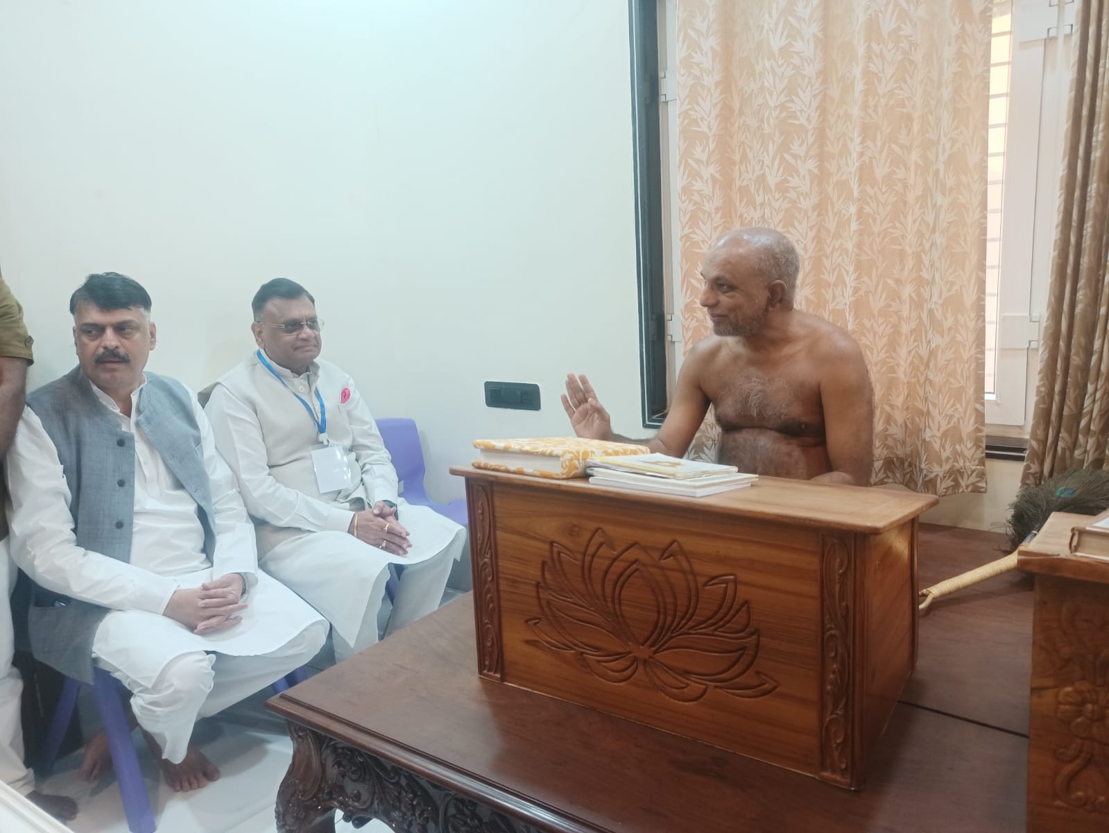 मुनि श्री 108 प्रमाण सागर महाराज जी से मिलने पहुंचे कांग्रेसी नेता, लिया आशीर्वाद