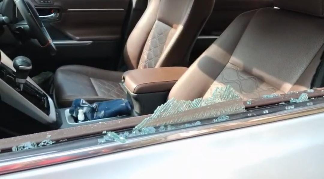 गए थे बाबा मंदिर स्थित उमा भवन में लौटे तो गाड़ी का शीशा तोड़कर ये समान कर लिया गायब, संगठन के लोग हैं चिंतित